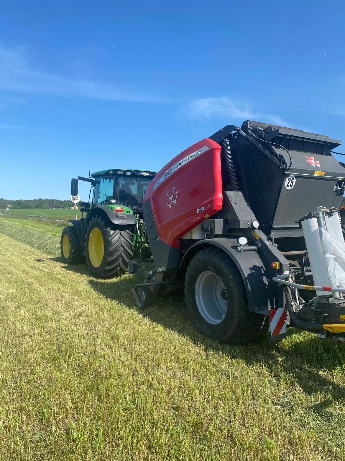 traktor med rundballemaskin
